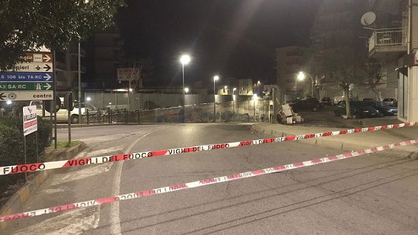 Cadono calcinacci: chiuso il sottopassaggio di Viale De Rosis