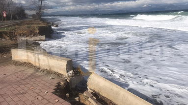 La spiaggia non c’è più. Un’altra violenta mareggiata si è abbattuta sulla costa