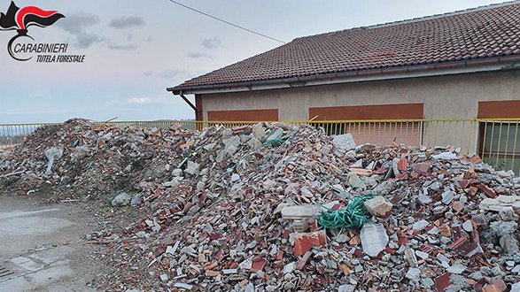 Discarica di inerti nella scuola: deferita una ditta edile