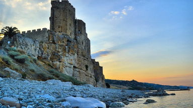 Il Castello Federiciano di Roseto Capo Spulico, un tempo, fu custode della Sacra Sindone