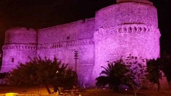 Il castello Aragonese di Castrovillari si tinge di rosa per il Giro d'Italia