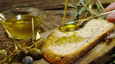 Crollo del prezzo dell’extravergine, i produttori calabresi pronti a versare l’olio sulla strade