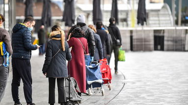 Coronavirus, quanto sopravvive davvero su asfalto, scarpe e vestiti?