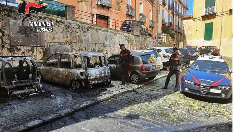 Auto incendiate nella notte, Carabinieri denunciano tre persone