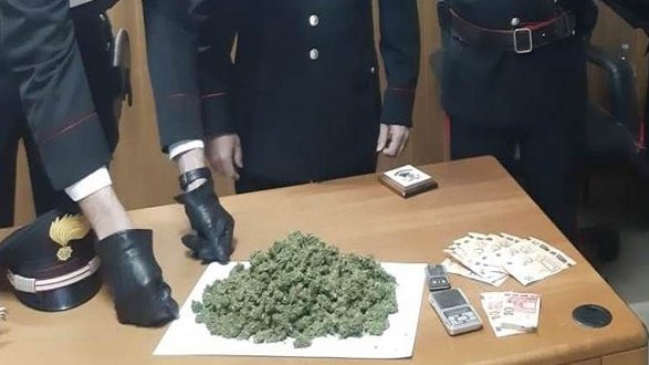Sorpreso con 240 grammi di marijuana in casa, 23 enne denunciato dai carabinieri