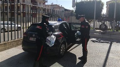 Da soli e senza acqua da bere: Carabinieri aiutano una coppia di anziani in difficoltà a Schiavonea