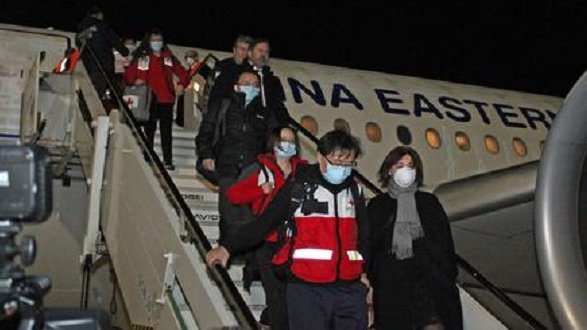 Atterato l'aereo con i medici arrivati dalla Cina. Con loro tonnellate di aiuti sanitari
