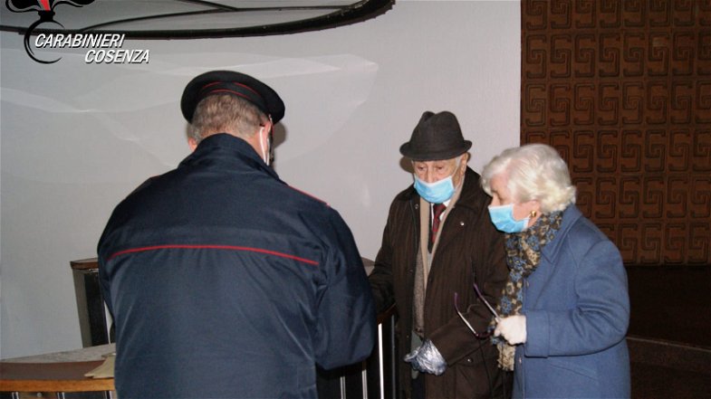 Carabinieri consegnano pensione a domicilio a una coppia di anziani
