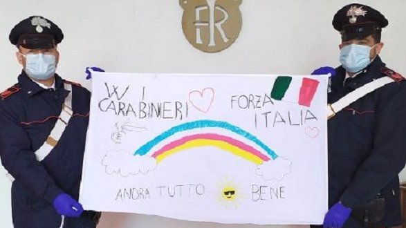Il bel gesto di incoraggiamento di una bambina verso i Carabinieri