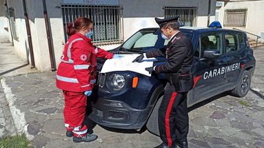 I Carabinieri aiutano la Croce Rossa Italiana nella consegna di alimenti e farmaci