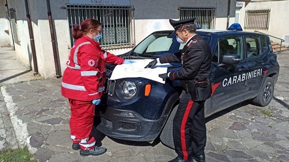 I Carabinieri aiutano la Croce Rossa Italiana nella consegna di alimenti e farmaci