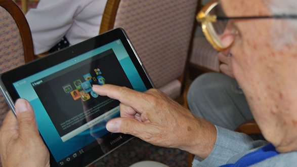 FederAnziani dona tablet alla terza età: per sentirsi meno soli
