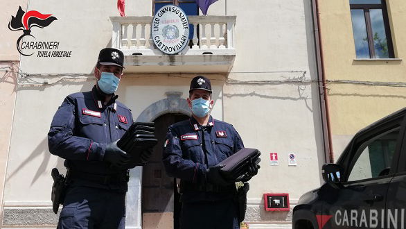 Castrovillari, didattica a distanza: tablet e PC consegnati dai Carabinieri Forestale