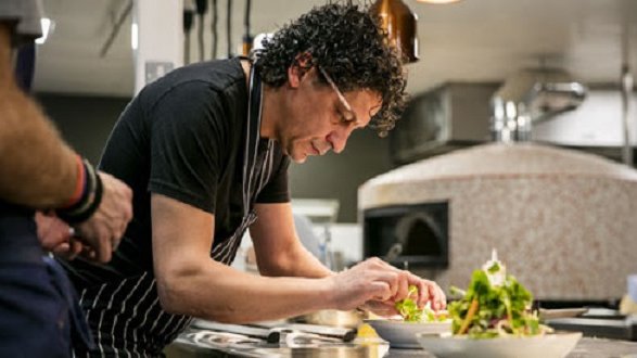 Il cuore grande della Calabria: Chef Mazzei dona i pasti per gli Ospedali di Londra