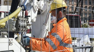 Fase 2: tornano a lavoro cantieri e fabbriche. Bar e ristoranti riaprono a fine maggio