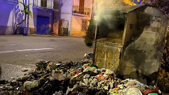 L'emergenza cessa (?) ma i cassonetti dei rifiuti continuano a bruciare