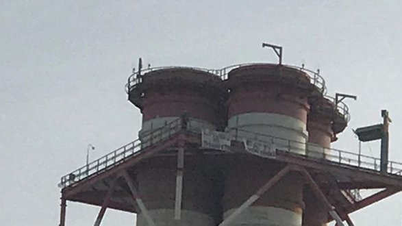 Senza lavoro: due operai si barricano sulle ciminiere della centrale turbogas