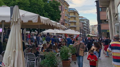 Cosenza, corso Mazzini: movida cosentina a rigor di mascherina