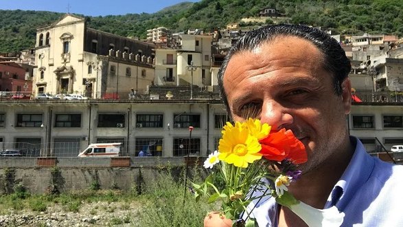 Fase 2, De Luca coi fiori a Santelli: «Passaporto per innamorati»
