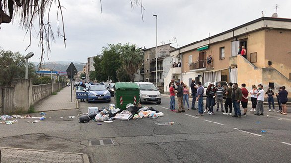 Emergenza rifiuti: protestano i cittadini di Viale Sant'Angelo