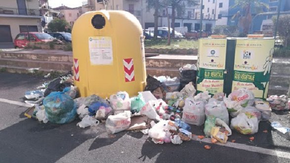 Emergenza rifiuti, domani a Corigliano stop dell'indifferenziata