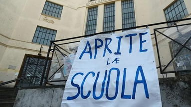 Scuola: continua lo scarica barile del Governo. In Italia priorità alla Serie A