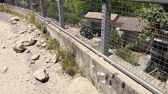 Corigliano-Rossano, frana un costone roccioso: ci sono feriti e famiglie evacuate a Celadi