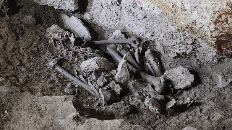 Incredibile scoperta archeologica a San Lorenzo Bellizzi: resti umani risalenti a 14mila anni fa