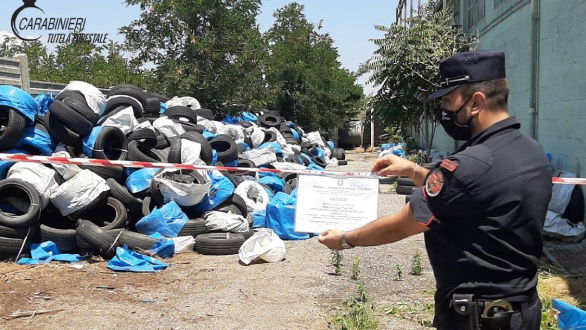 Sequestrati pneumatici fuori uso nel piazzale di un capannone abbandonato