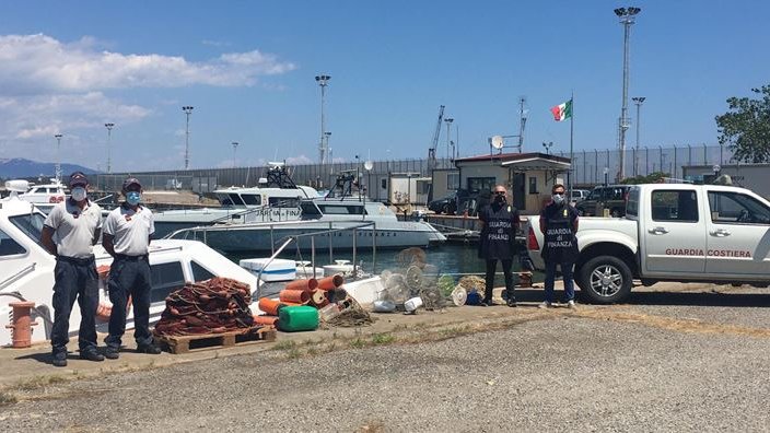 La Guardia Costiera di Corigliano sequestra reti ed eleva sanzioni per alcune migliaia di euro