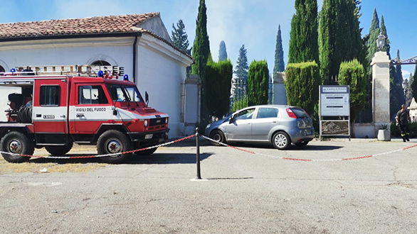 Incendio a Rossano, le fiamme insidiano la zona storica del cimitero cittadino