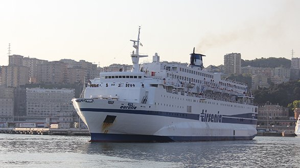Emergenza Covid, la nave-quarantena per i migranti stazionerà al largo di Corigliano-Rossano