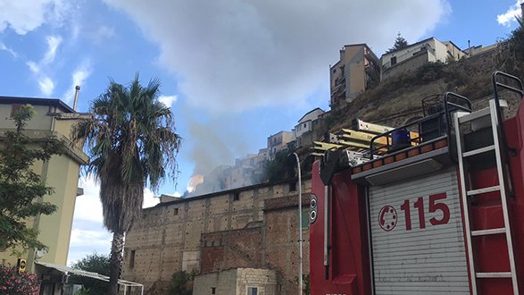 Rossano centro storico, un incendio lambisce le case del Ciglio della Torre. Paura tra i residenti