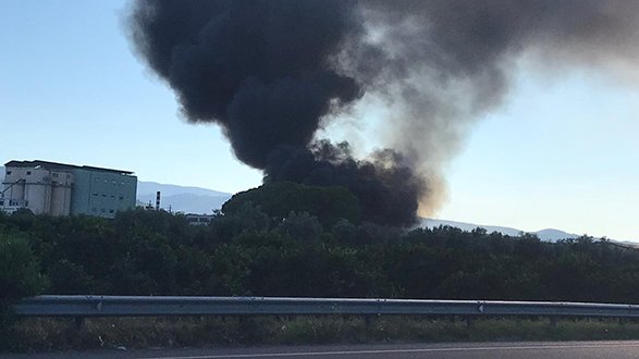 Incendio nella zona industriale di Rossano: a fuoco un deposito di rifiuti non pericolosi - VIDEO