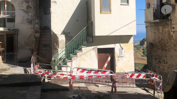 Degrado e fetore nel cuore del centro storico. Decine di denunce inascoltate