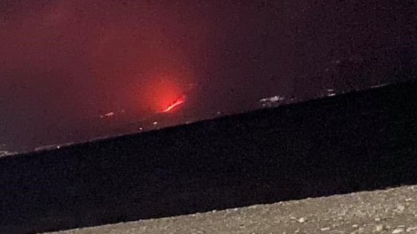 Lo Ionio in fiamme: vasto incendio visibile a chilometri di distanza - FOTO