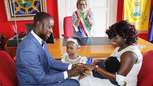 Integrazione, il Sindaco di Cariati sposa due nigeriani