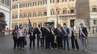 Sindaci calabresi da stamani a Roma per sit-in a Palazzo Chigi