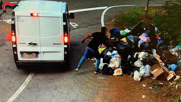 Abbandonano rifiuti in Sila, individuati i trasgressori