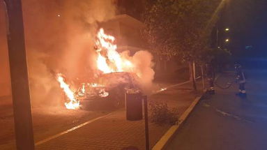 Altra notte di fuoco a Corigliano: in fiamme un'auto