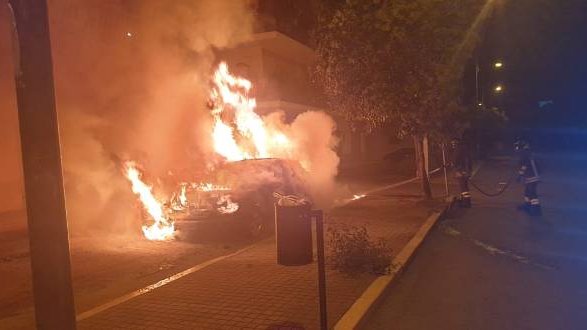 Altra notte di fuoco a Corigliano: in fiamme un'auto