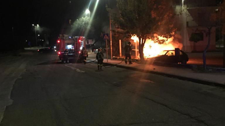 Parcheggia l'auto e va a fuoco. Paura ieri sera su via Berlinguer a Corigliano