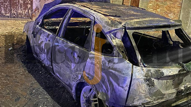 Giallo a Corigliano: a fuoco un auto con una bombola dentro. Si cerca il proprietario