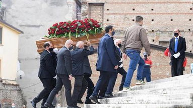 Il feretro del Presidente Santelli è arrivato nella chiesa di San Nicola a Cosenza