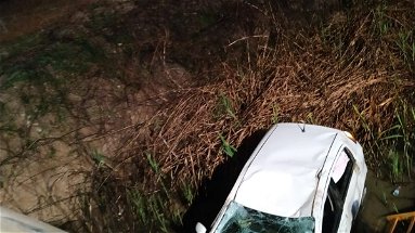 Rocambolesco incidente a Lauropoli: auto finisce in una scarpata. Conducente illeso