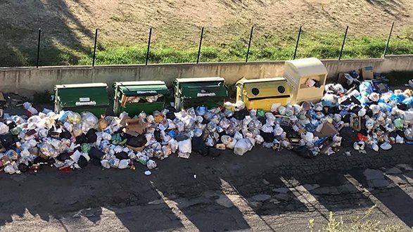 Rifiuti, sistema fuori controllo: spazzatura per le strade, scarti a Trieste e prezzi di smaltimento triplicati
