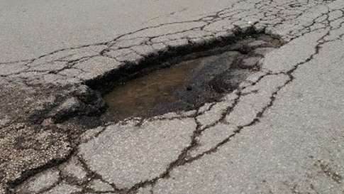 L’Udc di Corigliano se la prende con l’Amministrazione per le buche: «Appena si supera il confine le strade migliorano visibilmente»