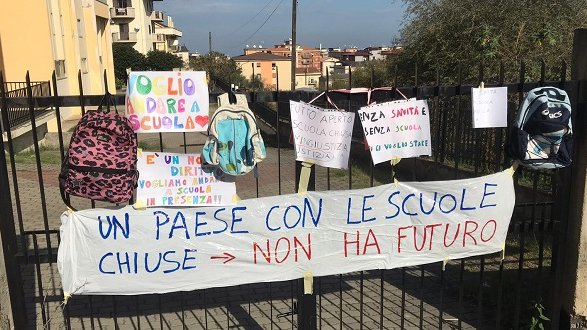 Genitori contro le chiusure delle scuole: «Difendiamo il diritto all’istruzione e alla sanità pubblica»