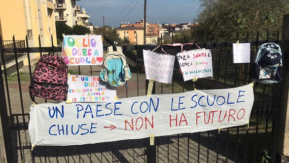 Genitori contro le chiusure delle scuole: «Difendiamo il diritto all’istruzione e alla sanità pubblica»