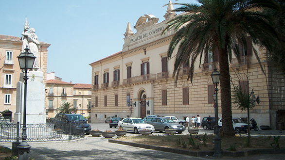 Contro la violenza sulle donne, il palazzo della Provincia si tinge d'arancione